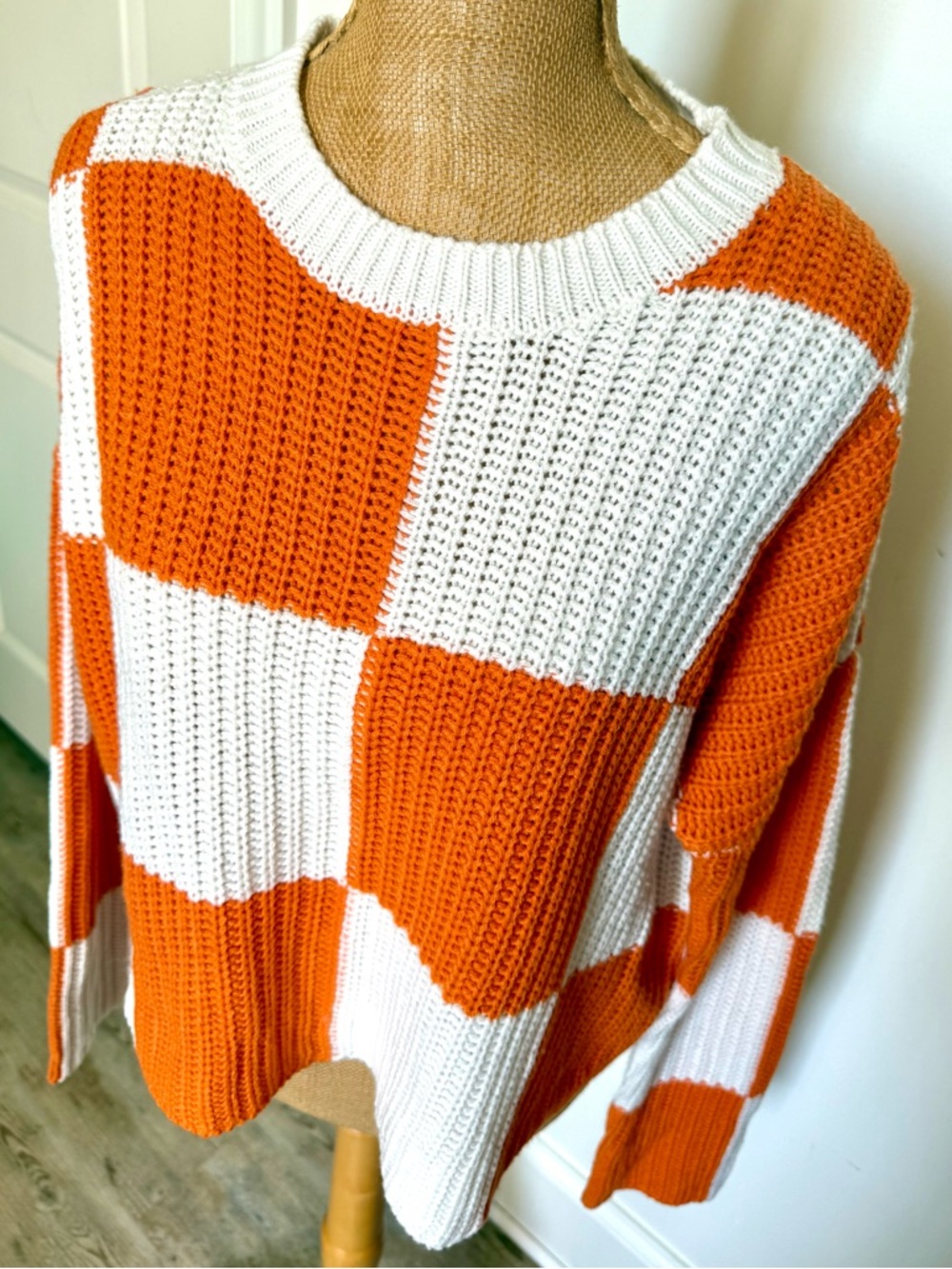 EUC moon & madison TENNESSEE Orange & White Checkered Crewneck Sweater Sz SMALL